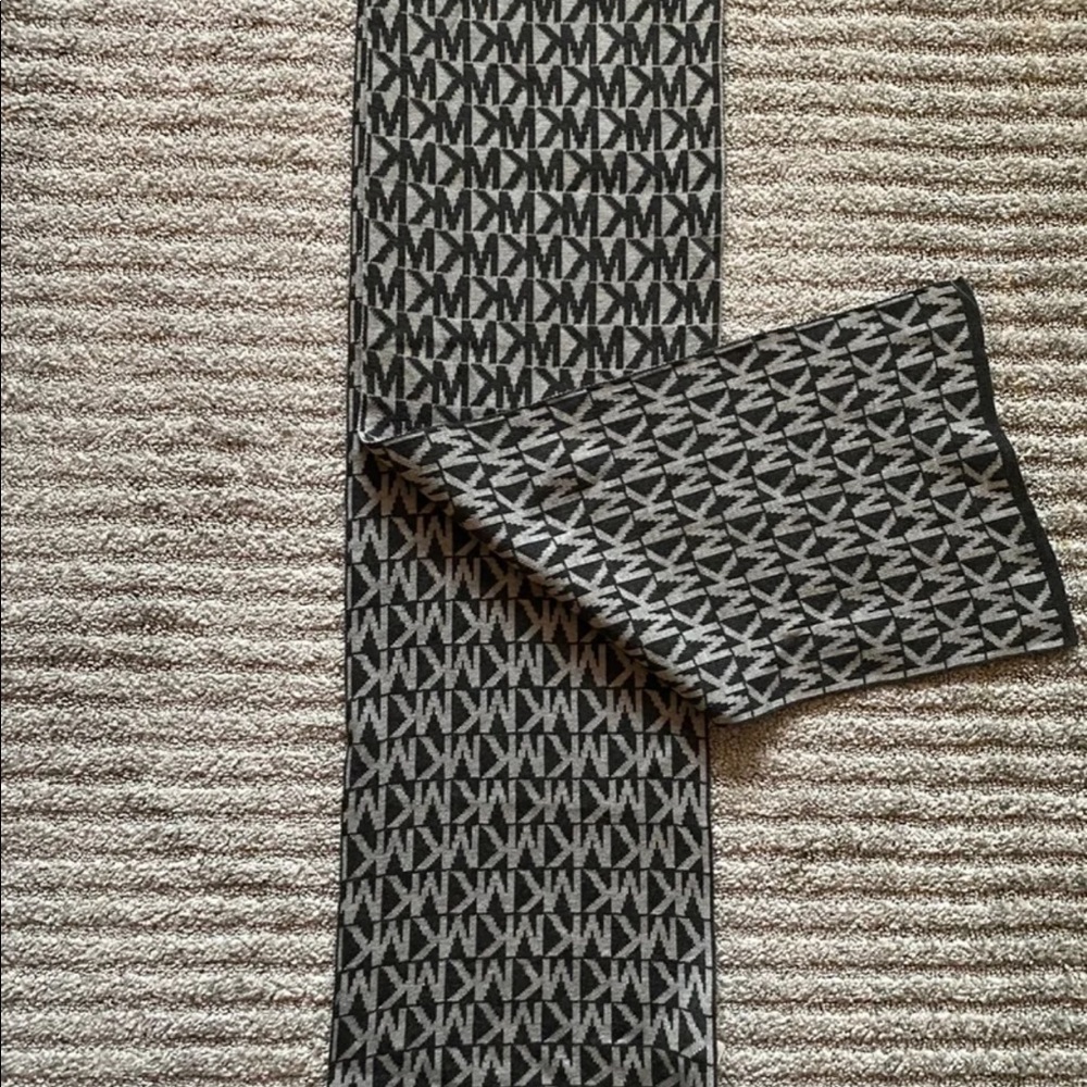 MK reversible scarf